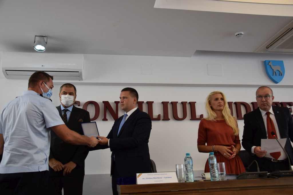  Meritele pompierilor dâmbovițeni care au participat la începutul lunii august la operațiunile din Grecia au fost recunoscute în plenul Consiliului Județean Dâmbovița